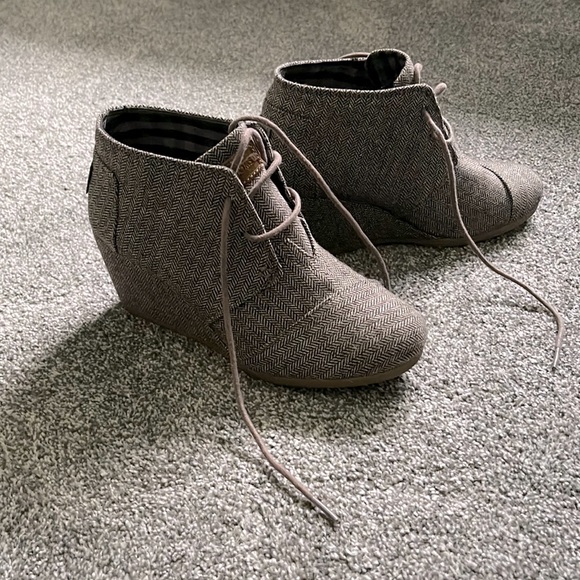 Toms - Picture 1 of 7